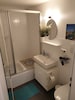 Badezimmer mit Dusche, WC, Föhn und Ganzkörperspiegel (NEU 2020)