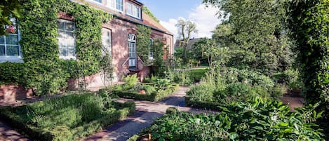 Außenanicht Landhaus (Haupthuus) vom Bauerngarten
