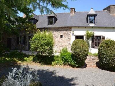 Breton casa de piedra cerca de la playa con jardín privado