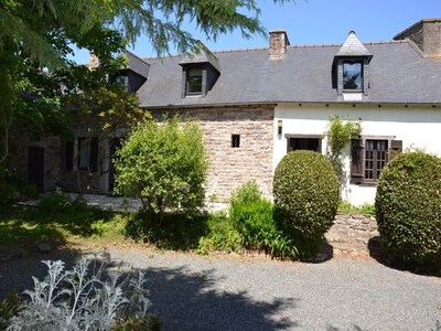 Bretonisches Natursteinhaus in Strandnähe mit eigenem Garten