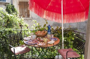 Frühstücksterrasse 
am kleinen Balkon 
