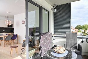 Balkon und Wohnbereich