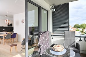 Balkon und Wohnbereich