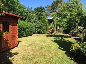 Unser Traumgarten mit Ihrem Garten-/Abstellhaus, z. B. für Ihre Sportutensilien