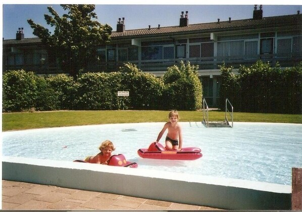 Vergnügen pur. Meine
badenden Enkel im Pool