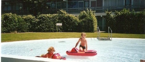 Vergnügen pur. Meine
badenden Enkel im Pool