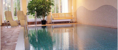 Hauseigenes Schwimmbad im Wellnessbereich (gratis) mit Duschen und Umkleiden.