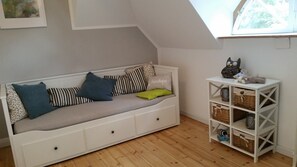 In den  zweiten Schlafzimmer sind 2 einzelne Betten jeweils  0,80 m × 2 m 