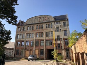 Vorderseite Gebäude