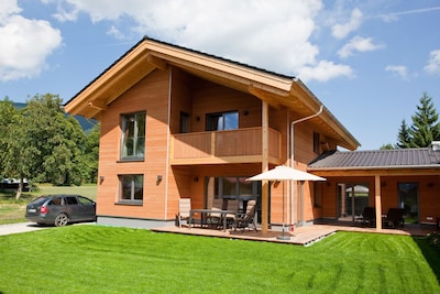 casa de madera completa con equipos de alta calidad, sauna, garaje, jardín y mucho más.
