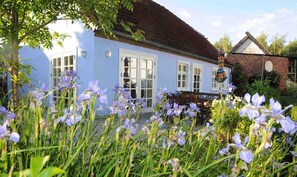 Sonnen-Terrasse mit Lilien in Abendsonnenschein