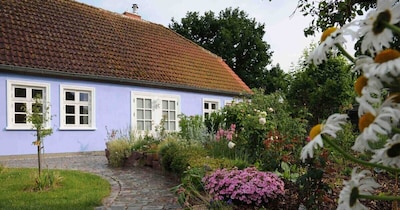 Exclusiva casa para sentirse bien con chimenea en un jardín de granja romántico en Usedom