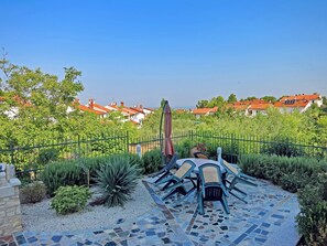 Gartenterrasse mit Sitzgruppen und Meerblick