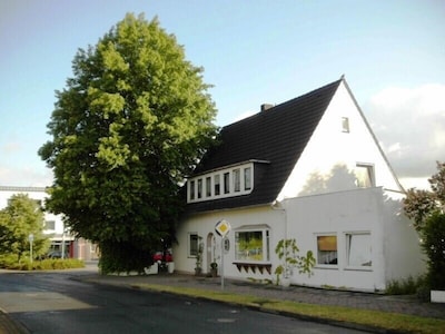 Town center, 10 km from Bremerhaven, shopping center and train station about 600 m 