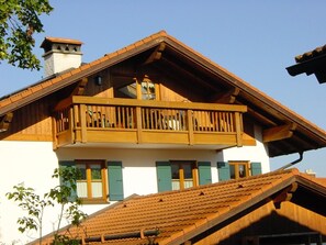 Balkon mit Blick auf Schloß Neuschwanstein und die Berge