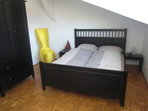 Schlafzimmer 1