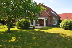 Das Ferienhaus Pierkoppel liegt  in einen liebevoll gestalteten Garten...