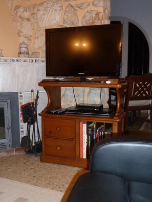 moderner Flachbildfernseher mit Satellitenempfang und Blueray Player