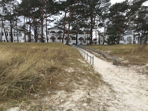 Strandzugang, die Villa Seeadler im Hintergrund