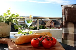 Westbalkon mit Blick auf Friesenhäuser und 