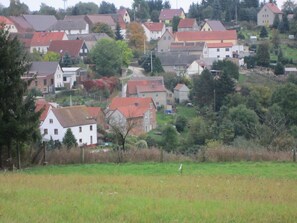 Das kleine Bergdorf Gröbitz am Nautschketal