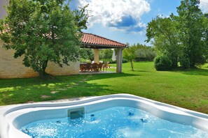 Outdoor spa tub