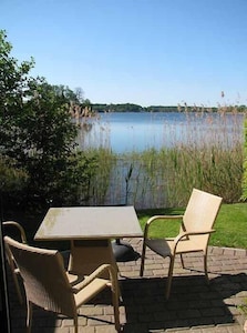 Idílica casa de vacaciones en Timmdorf en una parcela del lago con su propio acceso al lago