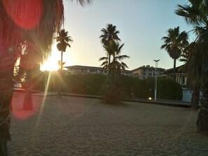 Blick vom Strand zur Anlage
