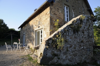 Una vieja casa de piedra en Morvan, restaurado con buen gusto y cómodo (WLAN)