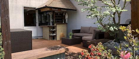 Terasse mit Lounge-Sofa und Bar