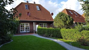 Garten mit Weg zur zweiten Terrasse und Gartenhaus