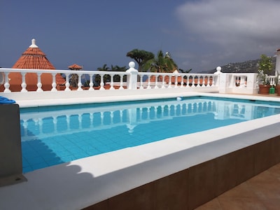 Casa de vacaciones con piscina privada climatizada (> 26 °) y vista al mar