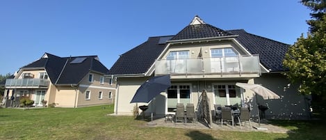 Garten mit Blick auf den Balkon