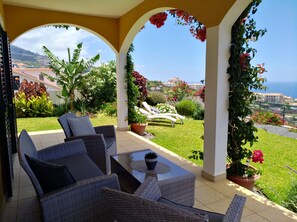 Terrasse mit Blick auf den Atlantik.