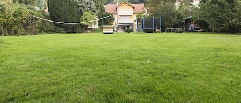 HAUS auf der Gartenseite mit Trampolin