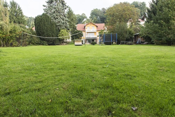 HAUS auf der Gartenseite mit Trampolin