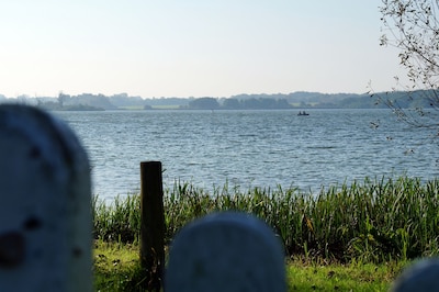  Kleines Haus mit Liegewiese direkt am See (Schaalsee Region, Nähe Lübeck)