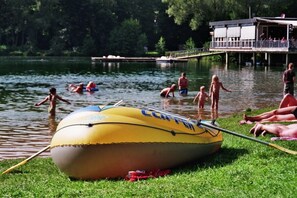 Badesee mit Seeterrasse im Hintergrund