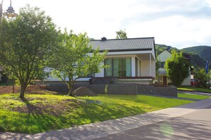 Freistehendes Ferienhaus im Grünen mit 2 Terrassen und Garten