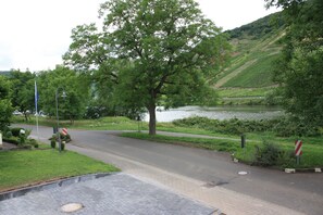 Direkt am Moselufer, Parkplätze vor dem Haus