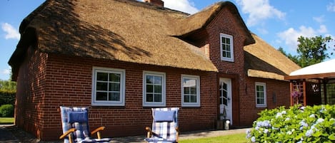 Charmantes Reetdachhaus mit gepflegtem Garten