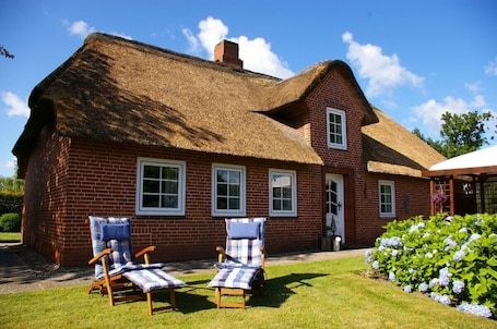 Charmantes Reetdachhaus mit gepflegtem Garten