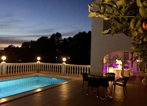 Terrasse und Pool am Abend