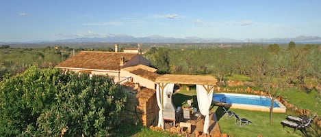 traumhafter Panoramamblick über die Finca zu den Bergen