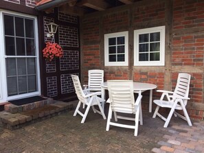 Terrasse mit Möbel, auf Wunsch wird ein Grill bereitgestellt 