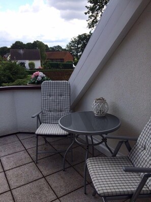 Balkon mit Sicht auf den Garten 