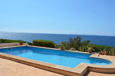 Elegant 3-bedroom villa in Fig.1. Sea line with stunning views
