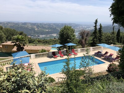  Villa de vacaciones con piscina comunitaria, gran terraza y magníficas vistas al mar.