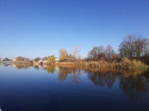 Ausblick vom Boot auf das Ferienhaus