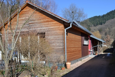 Altes Waschhaus einer denkmalgeschützten Wohnanlage mit moderner Erweiterung